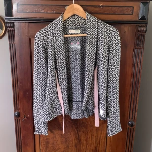 Odd Molly kofta - Svartvit kofta med rosa knyte och hjärtmönster från odd molly. 