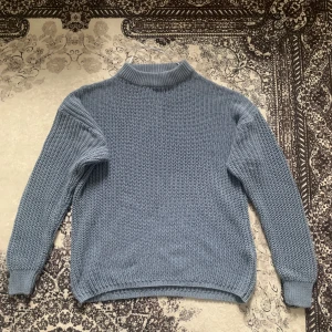 Blå Tröja - Säljer en blå stickad tröja, storlek S/M. Använd en gång, tvättad och i utmärkt skick. Köpt från Lager 157 för 250 kr, men säljs nu för 150 kr, eller enligt överenskommelse. Perfekt för att hålla sig varm med stil!