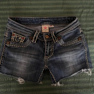 True religion Lågmidjade shorts  - Fina Lågmidjade shorts från true religon. Dom är från ett par jeans som sedan klipptes av men det är lika snyggt. Kommer tyvärr inte till användning längre.