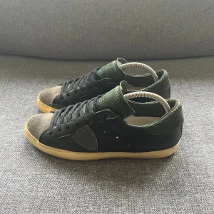 Philippe Model - Säljer ett par sjukt fräscha Philippe Models i storlek 41. Dustbag tillkommer, nypris 4500kr. 