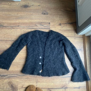 Stickad kofta - Hemstickad kofta i supermjukt material. Aldrig använd.