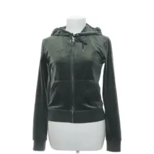 Säljer denna juicy hoodie i färgen ”dark Moss” Den är i väldigt bra skick och nästan helt oanvänd💓Skriv privat för frågor, kan sänka pris💕