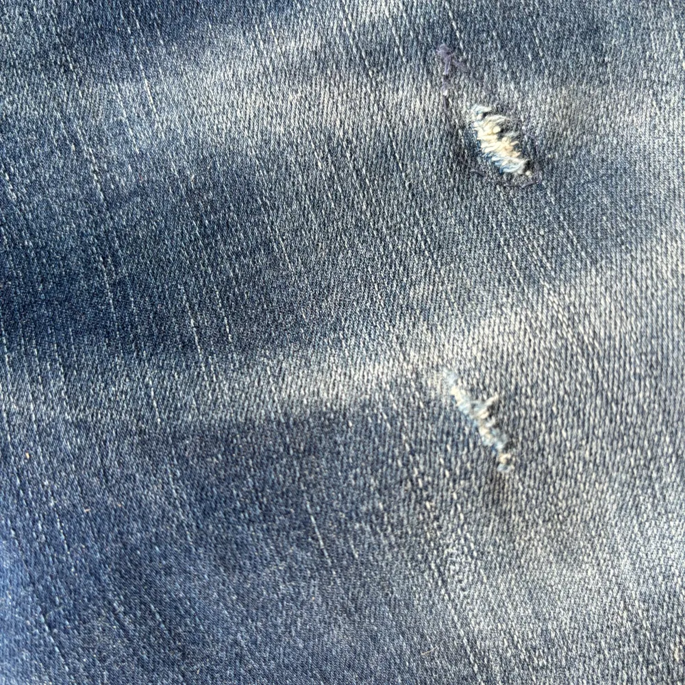 Vi säljer dessa riktigt fräscha dondup jeans i storlek 30. Jeansen är den högt efterfrågade ”George” modellen. 14 dagars returrätt och autenticitets garanti. . Jeans & Byxor.