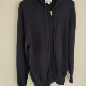 Soft Goat cashmere zip. St S (man) - Använd men i gott skick. Minimalt hål i sömmen i armhålan som är lagat (syns inte, se bilder). Avlägsnat i princip alla noppror.  Passar för person som är ca 160-170. Lös i passformen.   
