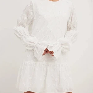 SÖKER DENNA NA-KD KLÄNNING! - Är det någon som har en sån klänning och skulle kunna sälja den till mig?! Storlek 32 och helst nyskick