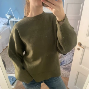 Snygg tröja🫶💚 - Sjukt snygg tröja från Zara💓 perfekt att ha nu på våren eller med ett år short i sommar❣️❣️❣️ som ny! 