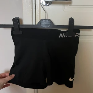 Nike shorts - Sport shorts från Nike. Skulle säga att de är i XS. 
