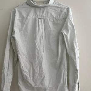 Hej, säljer nu en vit jättesnygg skön skjorta av Gant. Den är 158-164 cm. Jättebra skick och använd ett par gånger . Är ett bra val nu till sommaren. Hör av er vid minsta funderingar 
