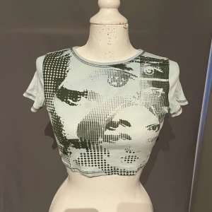 Cool croptop  - Söt tröja med tryck