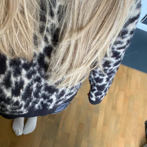 Leopard stickad tröja  - En jätte mysig stickad tröja med leopard mönster som har blivit väldigt trendigt🐆🌟