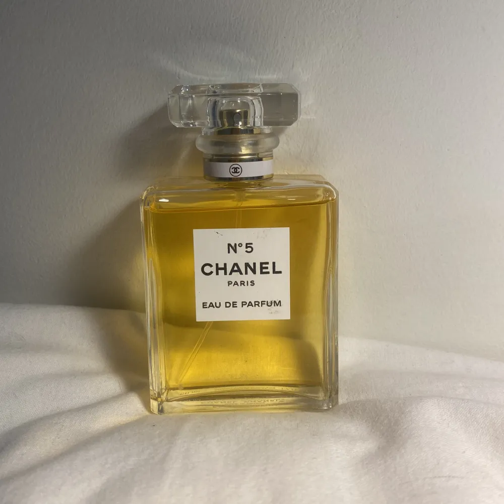 Chanel nr 5 EDP, 50ml. Köpt förra sommaren i Frankrike för 1400kr. Knappt använd. Övrigt.