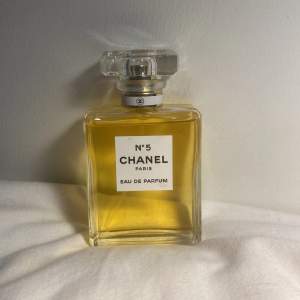 Chanel nr 5 EDP, 50ml. Köpt förra sommaren i Frankrike för 1400kr. Knappt använd