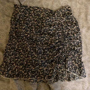 Blommig kjol - Säljer min fina kjol från shein i storlek s då den tyvärr inte passar mig längre. Kjolen har en snörning på sidan. Pris kan diskuteras💕