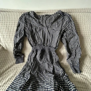 Trendig klänning från Zara - Sommarklänning från zara i rutigt tyg, klänningen är vit och marinblå men kameran får den att se svart ut, passar Xs-S
