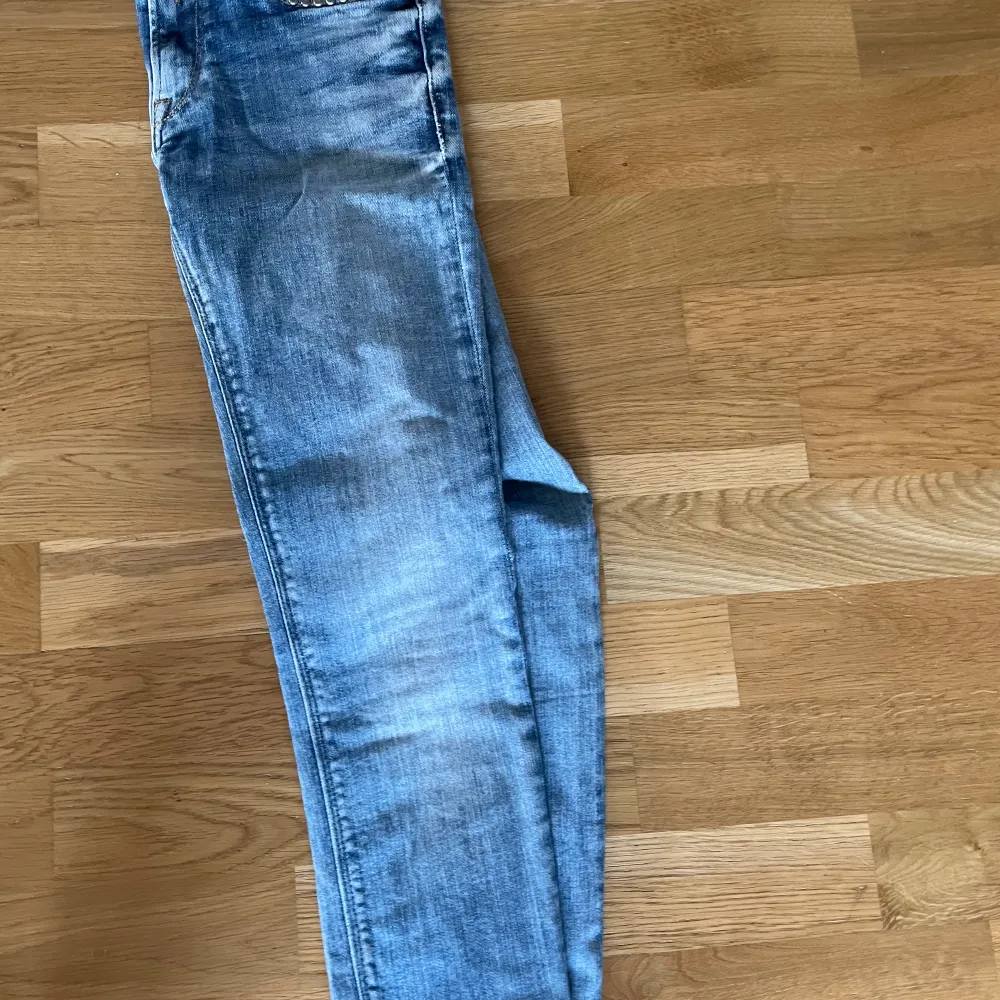 Ett par snygga replay jeans i färgen ljus blå med nphra snygga glitter detaljer . Ny pris 800 kr✨✨. Jeans & Byxor.