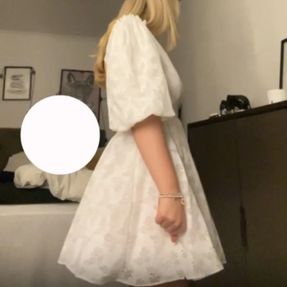 Säljer denna vita klänningen från Showpo i storlek 36❤️. Klänningar.