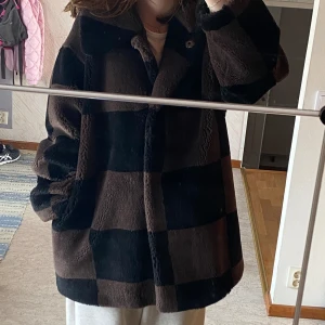 teddykappa - jättemysig schackrutig kappa i teddy köpt från asos :-) helt oanvänd, endast testad. nypris 739kr, pris kan diskuteras