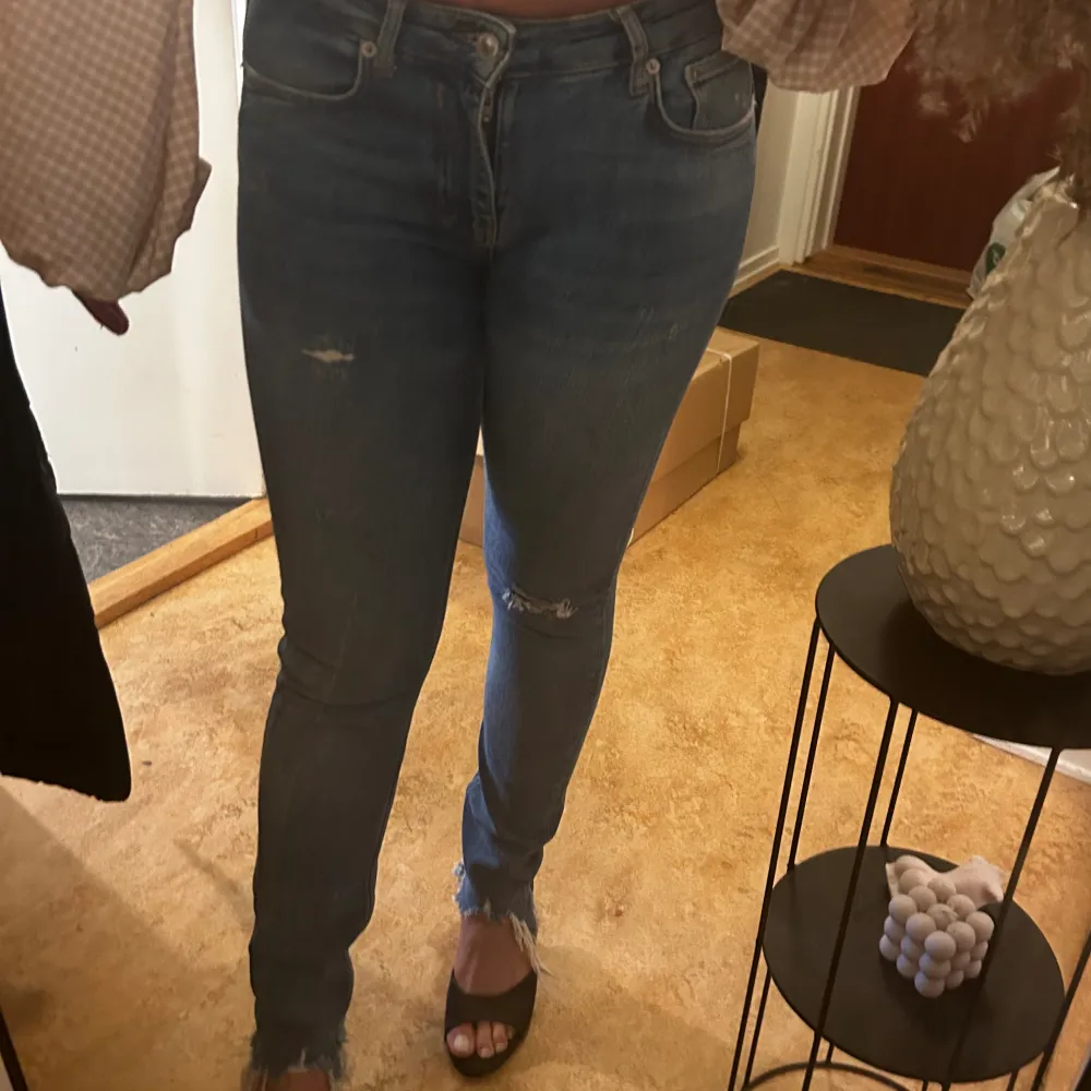 Jeans från zara storlek 34 har aldrig använt!! Midje jeans. Toppen är ifrån Shein. Storlek 34 den med alltså XS på båda. Man kan köpa separat, se andra inlägg annars säljer jag hela outfiten.   Topp XS från SHEIN 80:- Jeans XS/34 från ZARA för 145. Jeans & Byxor.