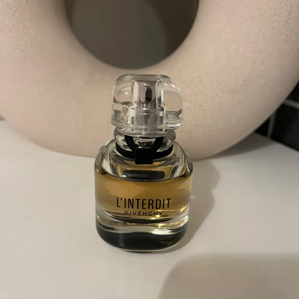Fin parfym från Givenchy , 35 ml. Köptes på Åhléns för 1000kr . Övrigt.