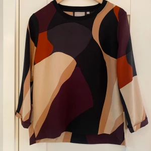 Ny mönstrad blus från Inwear i strl 36 - Ny mönstrad blus från Inwear i strl 36.  Ny, aldrig använd.  Mått Över axeln: ca 40 cm Längd från axeln och ner: ca 61 cm  100% polyester   Kommer från ett djur och rökfritt hem.