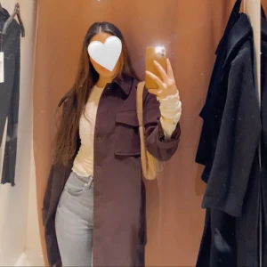 Brun kappa med bälte   - Använd ett fåtal ggr i nyskick, passar även i storlek S 💗