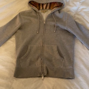 Burberry zip hoodie - Köpt på NK för ca 1 år sedan. Kan gå ner lite vid snabb affär. Allt med tröjan är 10/10 förutom en liten flaw på högerarmen, som syns om man kollar väldigt när. Det är ett stygn som gått upp.det är på insidan av armen så det syns absolut inte.