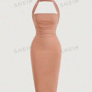 Beige klassisk klänning - Helt oanvänd, säljer eftersom den är för stor, klänningen går ner över knäna🩷