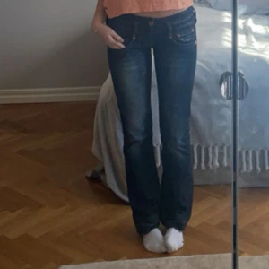 Lågmidjade jeans - Super super snygga Lågmidjade jeans från herrlicher i storlek 29/34!😍  De är uppsprättade längst ner, se sista bild!  
