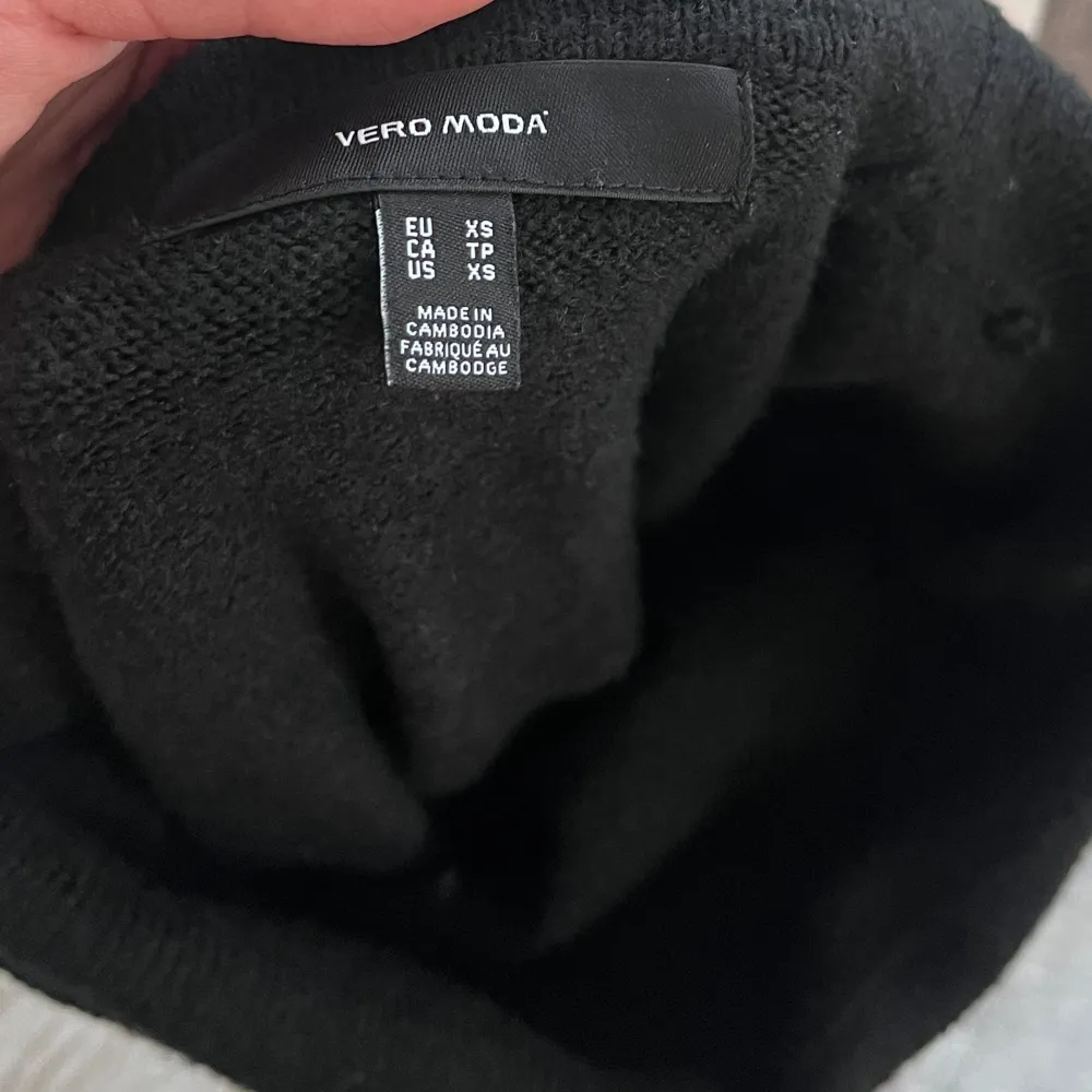 Säljer denna jättesöta Off shoulder tröjan från Vero Moda som tyvärr är för liten för mig🥰. Stickat.