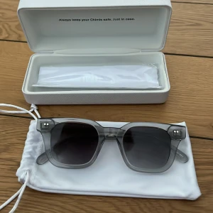 Gråa chimi 04 - Gråa chimi 04 som är nästan helt oanvända. De är använda runt 2 gånger och glasögonduken är oöppnad. Påsen har två små fläckar på sig men det borde inte vara något problem. Pris kan diskuteras.