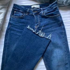 Säljer mina mörkblåa lowwaist bootcut jeans då jag inte använder dem längre! Super fint skick! Storlek 34 från zara passar mig bra som är 166cm. Säljer för 200kr + frakt (pris kan dock diskuteras!)