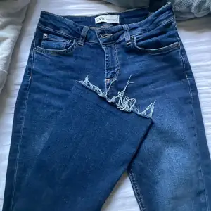 Säljer mina mörkblåa lowwaist bootcut jeans då jag inte använder dem längre! Super fint skick! Storlek 34 från zara passar mig bra som är 166cm. Säljer för 200kr + frakt (pris kan dock diskuteras!)