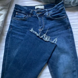 Lowwaist bootcut jeans - Säljer mina mörkblåa lowwaist bootcut jeans då jag inte använder dem längre! Super fint skick! Storlek 34 från zara passar mig bra som är 166cm. Säljer för 200kr + frakt (pris kan dock diskuteras!)