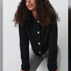 Ginatricot kofta - Säljer min kofta ifrån ginatricot då den inte kommer till användning längre, har endast använt den 1 gång så därav är den som ny💕