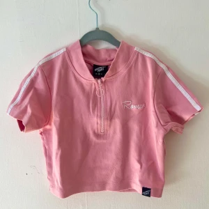 Topp - Söt rosa topp/ babytee , köpt från illustrated people. Storlek S men passar även mig som har XS 