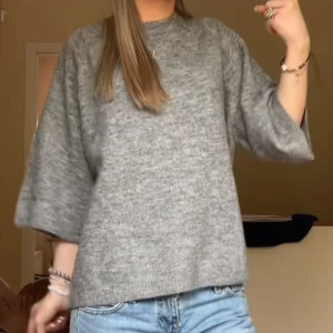 Stickad T-shirt  - Jättesnygg grå stickad T-shirt, säljer då den inte kommer till användning🥰