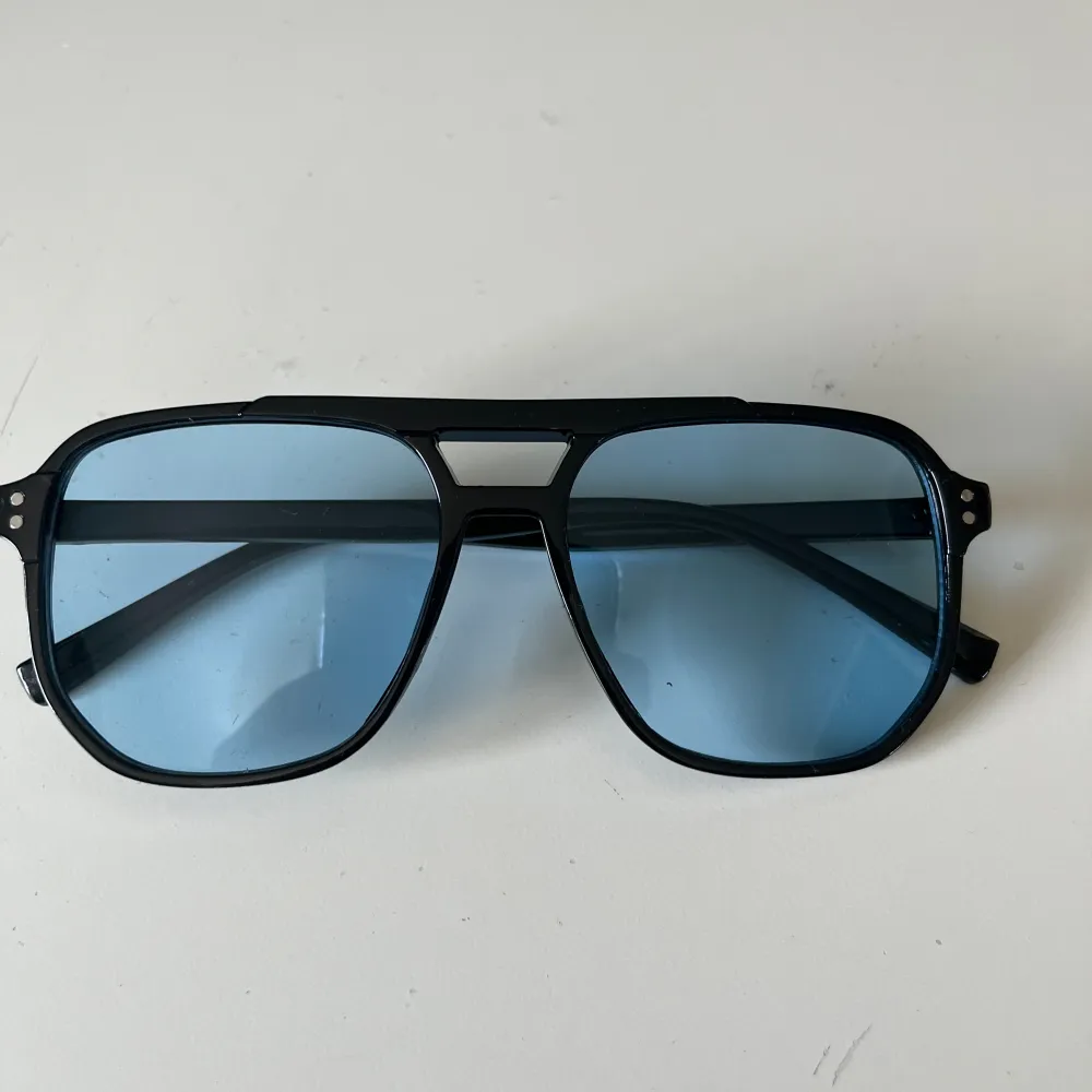 Svarta solglasögon som är perfekta till sommaren!  Snygga solglasögon i topp skick och topp kvalite! ❗️Pris kan diskuteras❗️ . Övrigt.