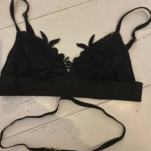 Bralette  - Mycket snygg Svart bralette med blommönster och ett extra band runt som detalj