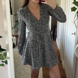 Svart vit mönstrad klänning - Säljer denna super fina svart vit mönstrade klänningen från Nelly. I super fint skick, knappt använd. Storlek S/36. 50kr
