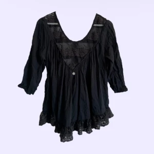 blus med spets  - jättefin blus med spetsdetaljer, säljer då den inte kommer till användning! 🖤