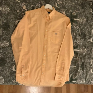Gant Skjorta  - Säljer min skjorta som jag knappt använt, den är i nyskick och väldigt skön material. Färgen är Gold yellow och väldigt snygg inför sommaren