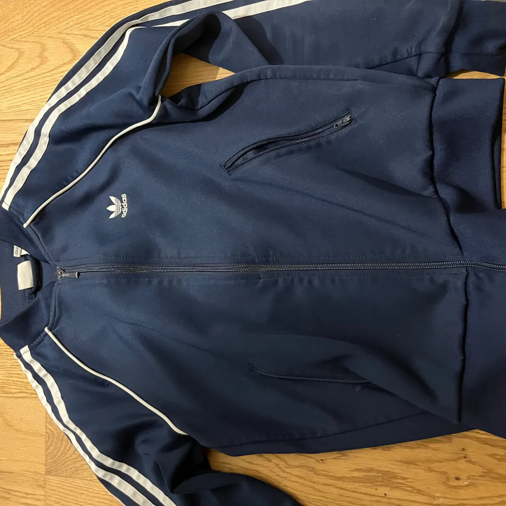 Adidas tröja i nyskick. Strl S men passar som XS. (Liten i storlek). Tröjor & Koftor.