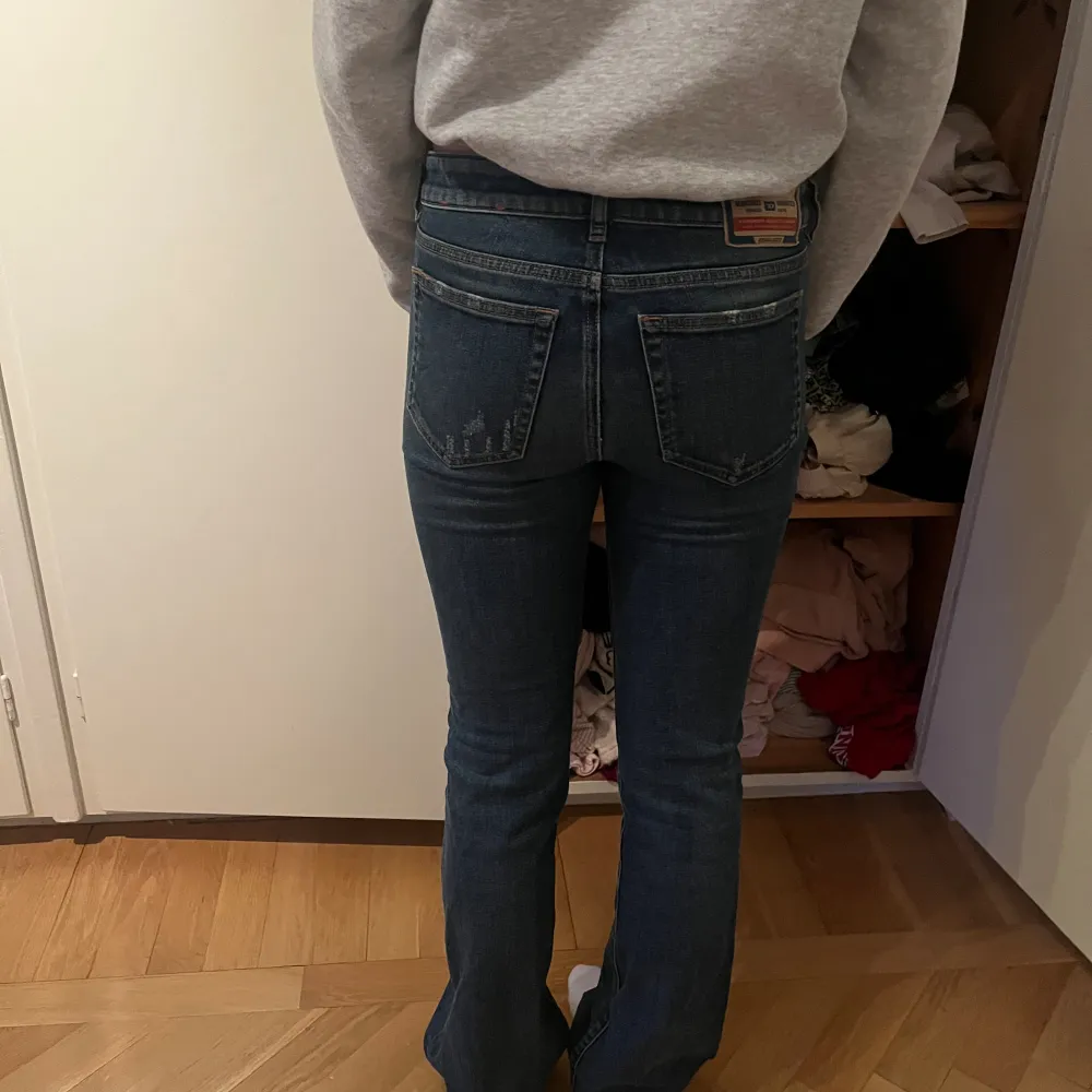 Säljer nu mina favorit jeans från Diesel  Bästa och snyggaste passformen💕🙏🏼 Försiktigt använda så i mycket bra skick! Köpta för ca 1300 kr. Jeans & Byxor.