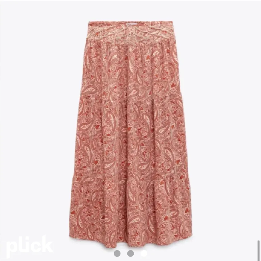 Intressekoll på min fina lång kjol från zara. Säljer då jag har andra liknande. Jag börjar med 700 kr då dessa kjolar är väldigt populära & säljs inte längre hos zara. Ordn pris: 500-600kr. Skriv prisförslag! (Lånade bilder). Kjolar.