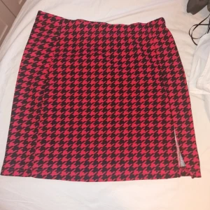 Kjol - Super fin, helt ny och oanvänd