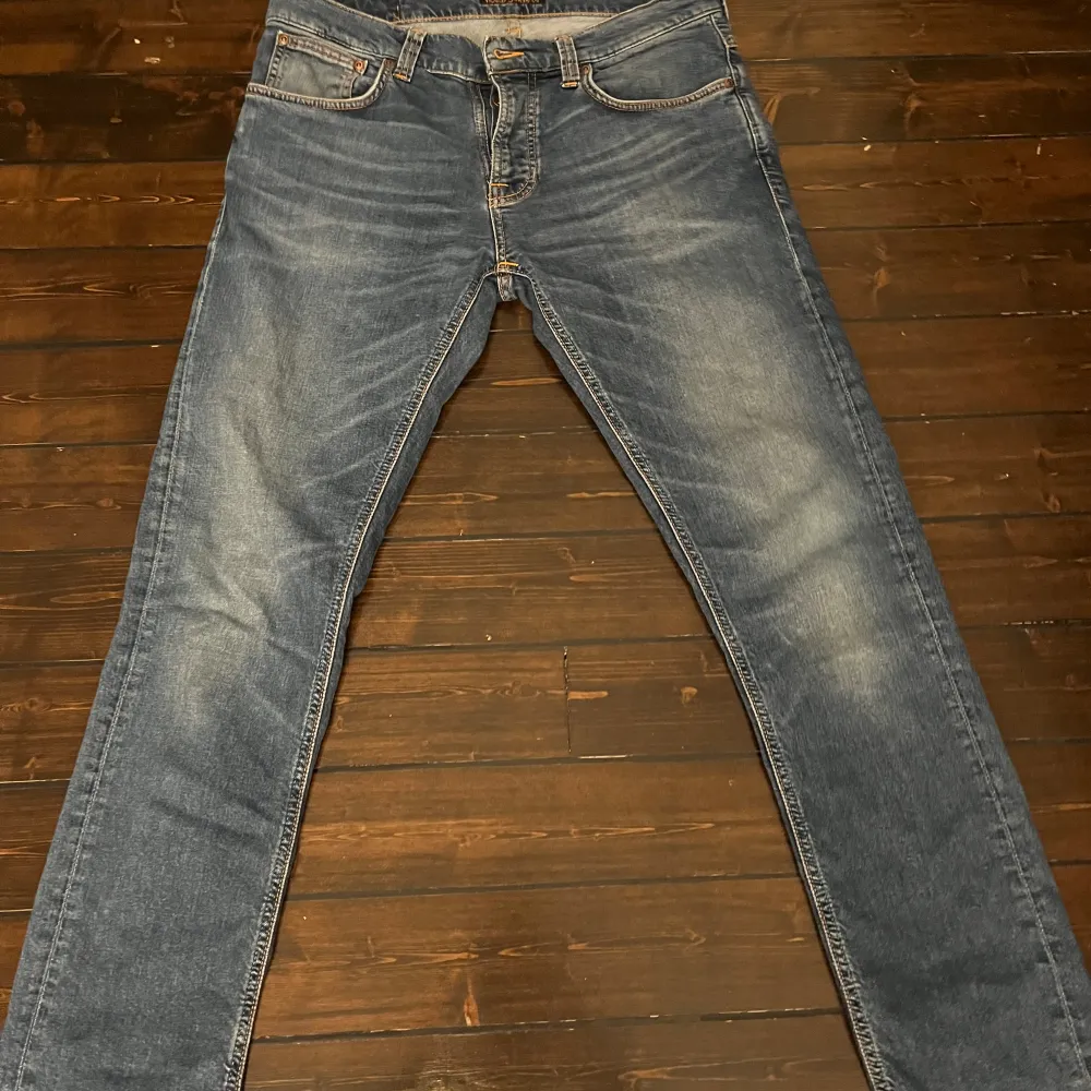 Ett par nudie jeans som aldrig kommer till användning, jeansen är i bra skick finns inga skavanker. Priset är diskutertbart. Frakt helst men kan såklart mötas upp om det vore så, finns i Göteborg . Jeans & Byxor.