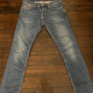 Nudie Jeans - Ett par nudie jeans som aldrig kommer till användning, jeansen är i bra skick finns inga skavanker. Priset är diskutertbart. Frakt helst men kan såklart mötas upp om det vore så, finns i Göteborg 