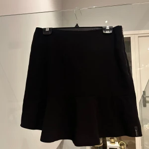Low waist kjol - Low waist kjol med volang 