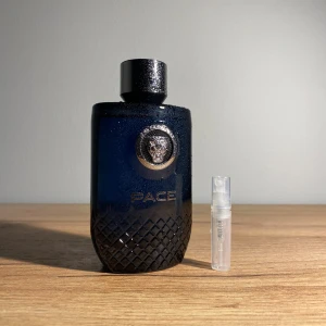 Jaguar pace (tester) - Jaguar Pace är en maskulin sommardoft som förkroppsligar energi och elegans. Perfekt för vardagliga tillfällen med sin uppfriskande och sofistikerade aura. Dess långvariga doft varar i över 10 timmar. 2ml flaskan räcker till ca 50 sprej.