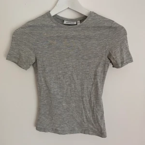T-shirt - Skims dupe - Snygg tajt t-shirt från weekday, lik skimströjorna! 
